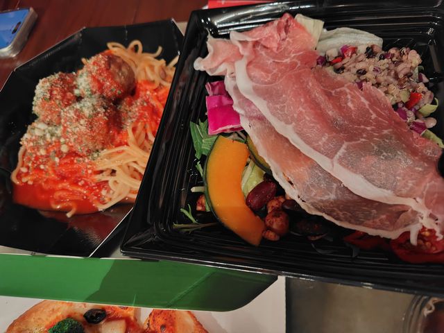 パスタ、サラダ パスタ、サラダ